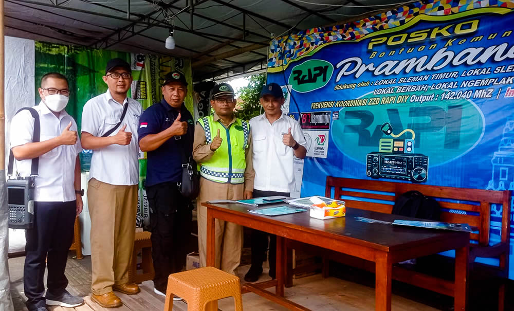 Peninjau dari Balai Monitor Spektrum Frekuensi Radio (Balmon) saat berkunjung ke Pos Bankom RAPI SLeman TImur di  Prambanan (foto:12JZK)