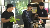 Mahasiswa sedang meracik kopi di Cafe yang berada di Kampus FEB UGM Yogyakarta. (foto : istimewa)