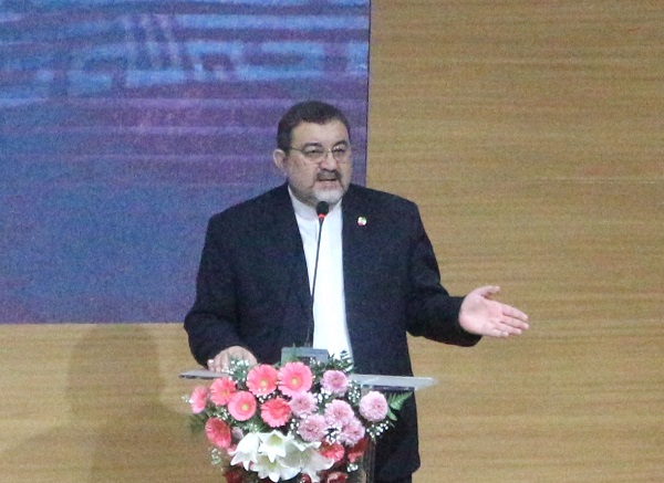 Muhammad Boroujerdi saat menyampaikan materi kuliah umum di UII. (foto : heri purwata)