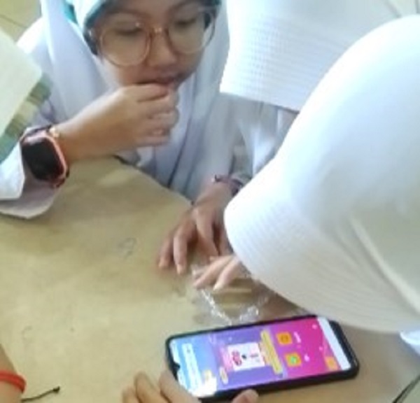 Siswa Sekolah Dasar sedang bermain Game 'Do and Don't.' (foto : istimewa)