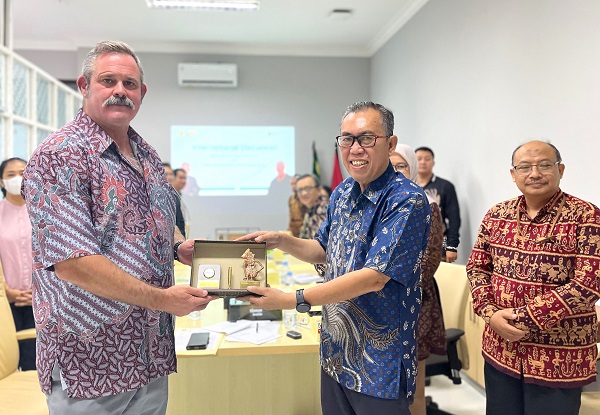 Rektor UWM, Edy Suandi Hamid menyerahkan kenang-kenangan kepada Michael Vann di Kampus Terpadu UWM. (foto : istimewa)