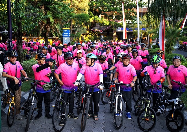 Peserta Gowes FBE UII menunggu pemberangkatan di Kampus Condongcatur. (foto : istimewa)