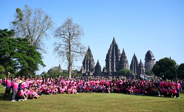 Peserta Gowes FBE UII berada di Candi Prambanan. (foto : istimewa)