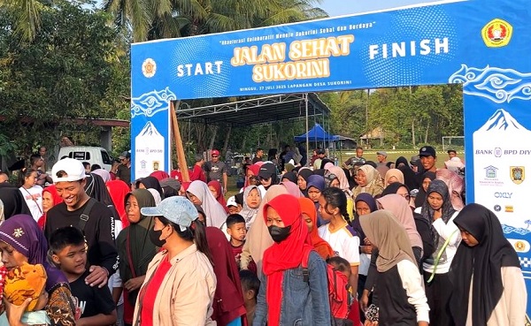 Warga Desa Sukorini antusias mengikuti Jalan Sehat yang diselenggarakan mahasiswa KKN UGM dan UPNY. (foto : istimewa)