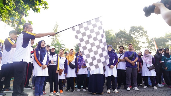 Rektor UII mengibarkan bendera start melepas Jelajah Kampus Milad ke-82 UII. (foto : istimewa)