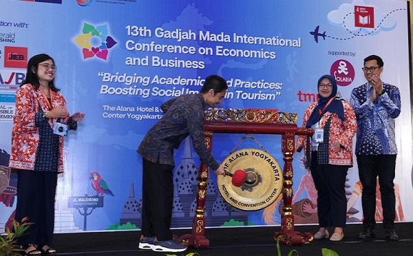 Danang Sri Hadmoko memukul gong sebagai tanda pembukaan GAMAICEB di Yogyakarta, Rabu (23/7/2025). (foto : istimewa)
