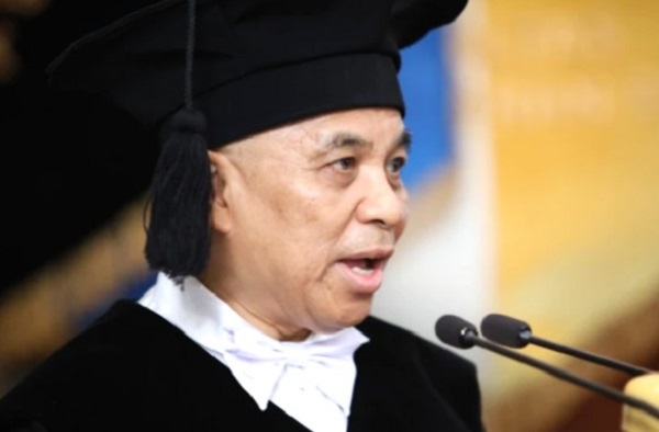 Prof Mubasysyir Hasan Basri saat menyampaikan pidato pengukuhan di Balai Senat UGM, Selasa (15/7/2025). (foto : istimewa)
