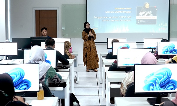 Uswatun Khasanah saat memberikan pelatihan SIDEK-ERP di FEB UGM Yogyakarta, Rabu (16/7/2025). (foto : istimewa)