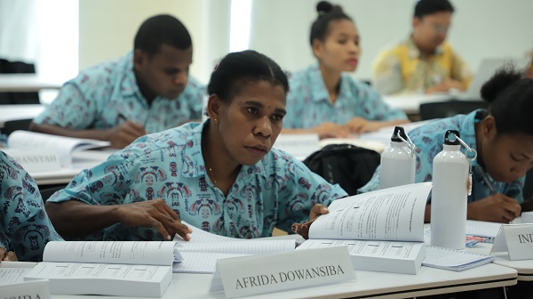 Siswa-siswi SMKN 1 Teluk Bintuni Papua Barat saat mengikuti pelatihan di Ruang Audio Visual (T-103), FEB UGM. (foto : istimewa)