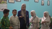Mahasiswa UNY menjelaskan cara bermain Sodor Saga kepada siswa-siswi SD Muhammadiyah Prambanan. (foto : istimewa)