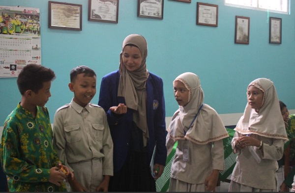 Mahasiswa UNY menjelaskan cara bermain Sodor Saga kepada siswa-siswi SD Muhammadiyah Prambanan. (foto : istimewa)