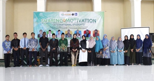 Mahasiswa internasional UMP dan pimpinan Pondok Pesantren A-MBS Pemalang. (foto : istimewa)