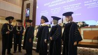 Prof Dwi Sulisworo yang didampingi Prof Muchlas mengukuhkan empat Guru Besar. (foto : heri purwata)