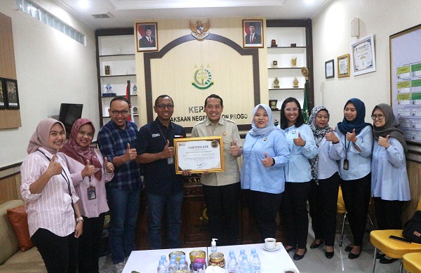 Penyerahan Piagam Penghargaan. (foto : heri purwata)