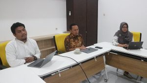 Dari kiri ke kanan : Ahmad Padhil, Hari Purnomo dan Elisa Kusrini. (foto : heri purwata)