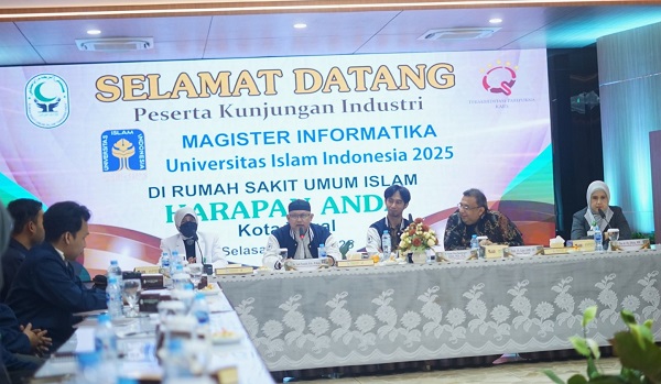 Mahasiswa dan dosen Prodi MI UII saat berdiskusi dengan Pimpinan RSU Islam Harapan Anda Tegal. (foto : istimewa)