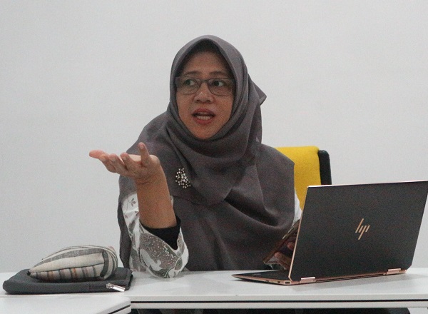 Prof Elisa Kusrini saat memberikan keterangan kepada wartawan di Kampus FTI UII Yogyakarta, Selasa (26/8/2025). (foto : heri purwata)