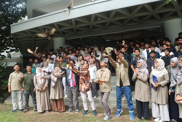 Pelepasan burung merpati menandai pembukaan Envirofest 2025 Jurusan Teknik Lingkungan UII. (foto : heri purwata)
