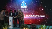 Penekanan Tombol Sirine sebagai tanda peresmian Prodi Kedokteran dan Pendidikan Profesi Dokter UAA Yogyakarta, Rabu (20/8/2025). (foto : heri purwata)