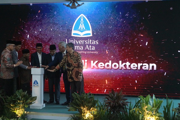 Penekanan Tombol Sirine sebagai tanda peresmian Prodi Kedokteran dan Pendidikan Profesi Dokter UAA Yogyakarta, Rabu (20/8/2025). (foto : heri purwata)