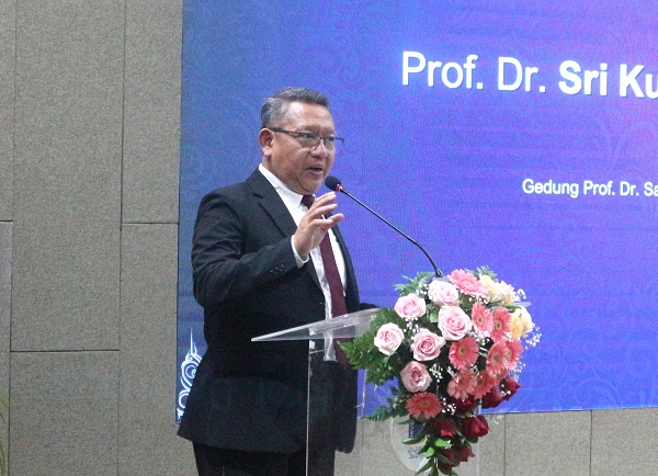 Rektor UII, Fathul Wahid saat menyampaikan sambutan penyerahan SK Profesor bagi Sri Kusumadewi. (foto : heri purwata)
