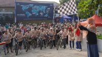 Rektor mengibarkan Bendera Start 'Gowes La61 UNIMMA di Kampus 1, Ahad (24/8/2025). (foto : istimewa)