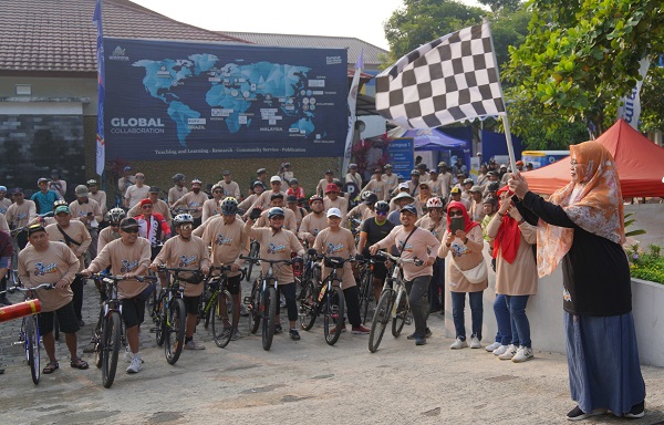 Rektor mengibarkan Bendera Start 'Gowes La61 UNIMMA di Kampus 1, Ahad (24/8/2025). (foto : istimewa)
