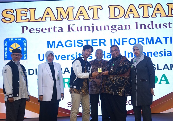 Irving Vitra Paputungan menyerahkan kenang-kenangan kepada Zaki Afiff seusai kunjungan. (foto : istimewa)