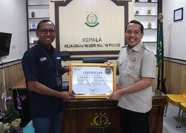 Pinca BRI Wates menyerahkan Piagam Penghargaan kepada Kajari Kulonprogo di Wates, Kamis (31/7/2025). (foto : heri purwata)