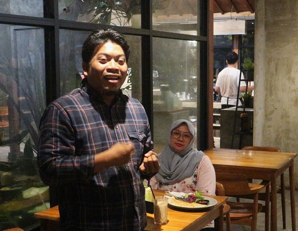 Ahmad Padhil dan isterinya, Hermawati saat menyampaikan kesan dan pesan pada pelepasan lulusan DRI di Sleman, Daerah Istimewa Yogyakarta (DIY), Sabtu (23/8/2025). (foto : heri purwata)