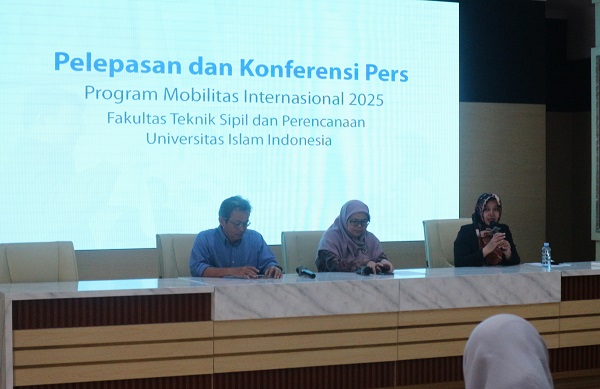 Tiga Kaprodi saat memberikan penjelasan kepada wartawan. (foto : heri purwata)