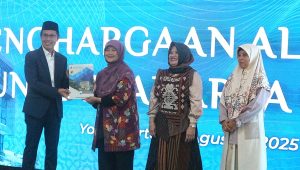 Rektor menyerahkan penghargaan kepada tiga tokoh yang berjasa merintis berdirinya Fakultas Kedokteran UAA. (foto : heri purwata)
