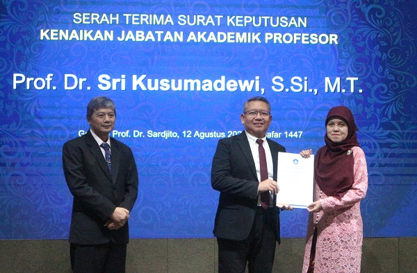 Sri Kusumadewi saat menerima Surat Keputusan (SK) Kenaikan Jabatan Akademik Profesor dari Rektor UII disaksikan Kepala LLDikti Wilayah V DIY, Selasa (12/8/2025). (foto : heri purwata)