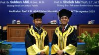 Prof Subhan Afifi dan Prof Sholeh Ma’mun sebelum menyampaikan pidato pengukuhan. (foto : istimewa)