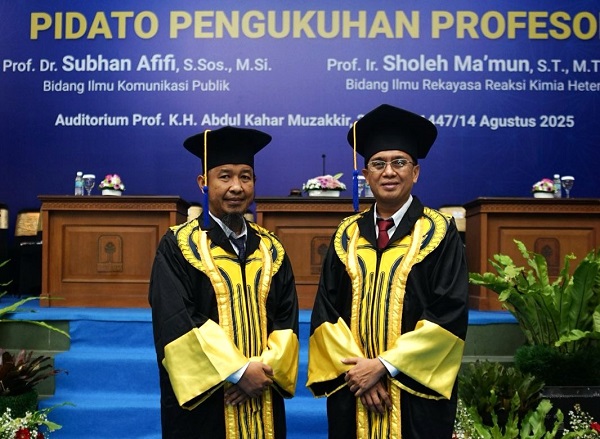Prof Subhan Afifi dan Prof Sholeh Ma’mun sebelum menyampaikan pidato pengukuhan. (foto : istimewa)