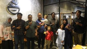 Winda Nur Cahyo (ketiga dari kiri) bersama lulusan MTI dan DRI UII. (foto : heri purwata)