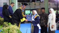 Rektor UII menyerahkan ijazah kepada wisudawati di Auditorium Prof KH Abdul Kahar Muzakkir, Kampus Terpadu UII, Sabtu (23/8/2025). (foto : Humas UII)