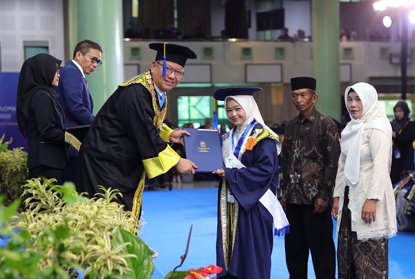 Rektor UII menyerahkan ijazah kepada wisudawati di Auditorium Prof KH Abdul Kahar Muzakkir, Kampus Terpadu UII, Sabtu (23/8/2025). (foto : Humas UII)