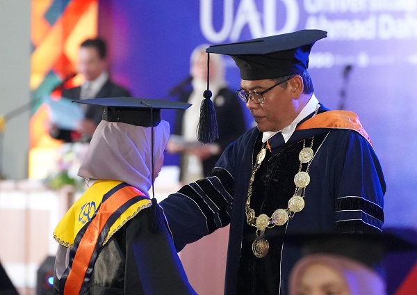 Rektor UAD saat mewisuda lulusan di Jogja Expo Center (JEC) Yogyakarta, Sabtu (2/8/2025). (foto : Humas UAD)