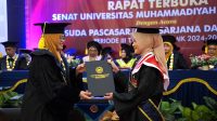 Rektor Lilik Andriyani menyerahkan Ijazah kepada wisudawati di Kampus I UNIMA Magelang, Jawa Tengah, Kamis (28/8/2025). (foto : istimewa)