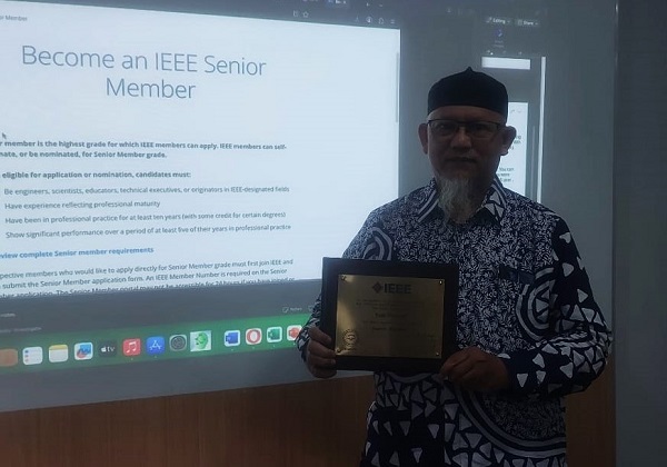 Yudi Prayudi memperlihatkan Plakat IEEE yang diterima Juli 2025 lalu. (foto : heri purwata)