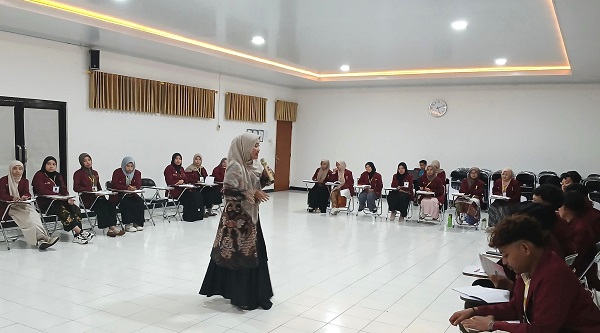 Yun Arifatul Fatimah saat menyampaikan materi di Kampus 1 UNIMMA Magelang. (foto : istimewa)