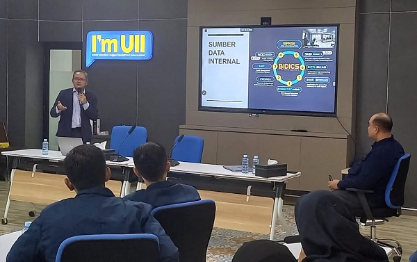 Arie Purwanto saat menyampaikan materi kuliah Kuliah Umum di Kampus FTI UII, Sabtu (20/9/2025). (foto : istimewa)