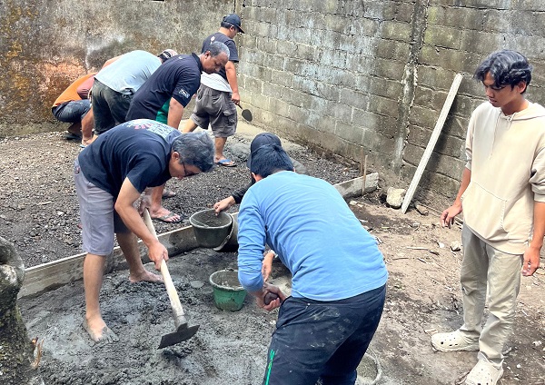 Warga Dusun Mendiro mempersiapkan lahan untuk mengolah sampah plastik. (foto : istimewa)