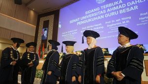 Ketua Senat UAD, Prof Dr Ir Dwi Sulisworo, MT, didampingi Rektor Prof Muchlas mengukuhkan empat Guru Besar di Kampus 4 Yogyakarta, Sabtu (30/8/2025). (foto : heri purwata)