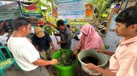 Tim PKM Dosen UPR melatih Kelompok Tani Sido Dadi membuat pakan fermentasi. (foto : istimewa)