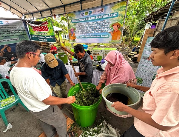 Tim PKM Dosen UPR melatih Kelompok Tani Sido Dadi membuat pakan fermentasi. (foto : istimewa)