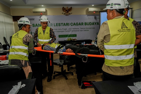 Peserta berlatih memberikan pertolongan pertama kepada pengunjung. (foto : istimewa)