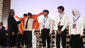 Rektor UAD memakaikan jas almamater UAD kepada mahasiswa baru. (foto : heri purwata)