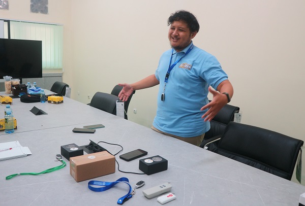 Irfan Aditya Dharma menjelaskan tentang cara kerja KrinKen kepada wartawan di Ruang Laboratorium Konversi Energi, Lantai 1 Gedung Laboratorium FTI UII, Rabu (3/9/2025). (foto : heri purwata)